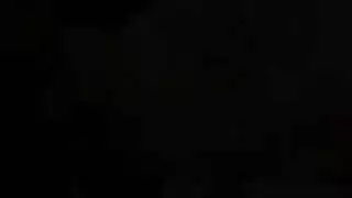 ترتدي مراهقة شقراء رائعة ملابس داخلية سوداء مثيرة وتنشر ساقيها على نطاق واسع للحصول على مارس الجنس