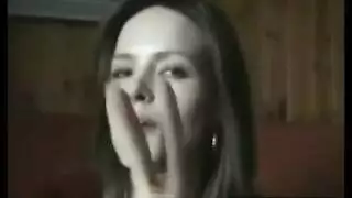 جميلة سمراء تستفز بثدييها ثم تمارس جنسًا صريحًا