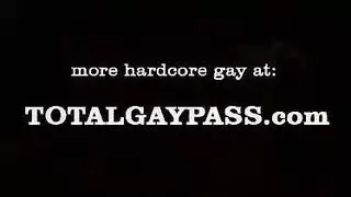 فتاة صغيرة تمارس الجنس الصعب علنًا في غرفة فندق