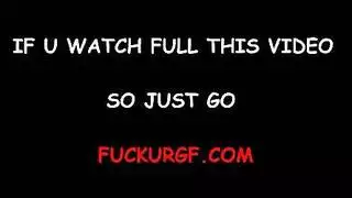 مراهقة صغيرة تمط فرجها الضيق بقضيب أسود كبير