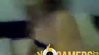 إباحية هاوية في الهواء الطلق: فتاة جميلة تظهر مؤخرتها المثالية