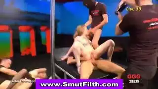 يتم رش الكتاكيت المغطاة بالبذور المبللة بالبذور من قبل عصابة من المثيرات الشهوانية