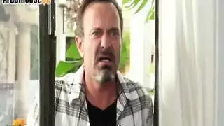 زوجة مثيرة تمارس الجنس مع صديق الزوج بينما يشاهد أفلام الدياثة