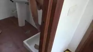 فتاة تركية مصدومة تلبى رغبة الرجل البريطاني في حمام ذهبي من كس مشعر