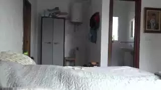 خادمة فندق تركية تشعر بالخوف عندما يظهر ضيف ألماني قضيبه الأبيض الكبير