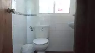 امرأة تركية ناضجة ترتدي نظارات تمارس جنسًا صريحًا في مرحاض عام مع جندي أمريكي