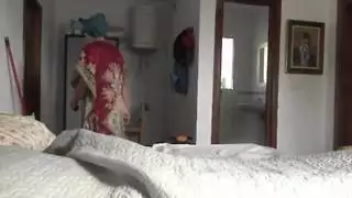 عاهرة الفندق تأخذ قضيبًا أسودًا كبيرًا في فرجها