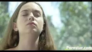 رائع تالي دوفا في بيكيني صغير يثير وأصابع بوسها الرطب في الهواء الطلق