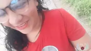 عرض عاهرة الشارع: بينيلوبي أولسن تظهر بزازها العارية وكسها الرطبة