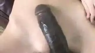 قضيب أسود عملاق مقابل مهبل ضيق ضرب عنيف