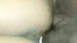 إلهة ذات شعر مجعد تحصل على مهبلها الضيق وهو يُملأ بالسائل المنوي