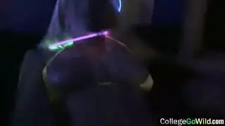 سكس مع الحيوانات بقسوة: حصان يملأ فرج مراهقة