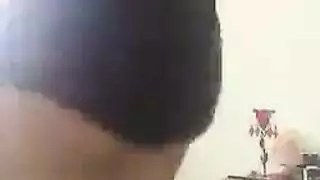 رقصة استمناء عربية بقميص نوم حريري عري كامل