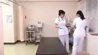 فتيات يابانيات في زي موحد تمص وتركب قضيب المريض