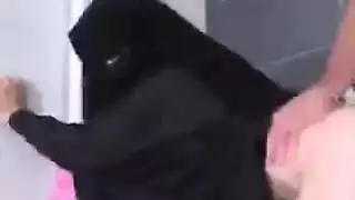 فتح أنابيبها: مشهد إباحي لسباك يعطي قضيبًا عميقًا لامرأة مصرية