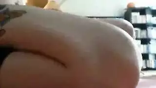 شقراء نحيفة ساخنة تتعرى وتحك فرجها الحليق