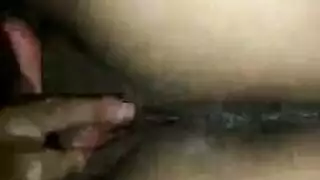 فم سامية المبلل يعبد زباً قاسياً