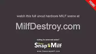 سيدة أنيقة تصل للنشوة وحدها في غرفة الفندق، كل ذلك على كاميرا خفية