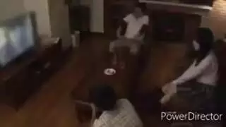 زوجة الأب والابنة تشاركان قضيبًا صلبًا
