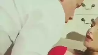 زوجة شقراء خائنة تدعو رجلاً لجنس عفوي