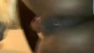 انتقل طفل رضيع إلى شقة عشيقها وكان ينتظر بفارغ الصبر أن يبدأ قضيبه في صنع نائب الرئيس