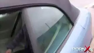 فتاة متلألئة شابة تتبول منفردة في مشهد علني إباحي