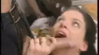 مطبخ مليء بالكريمة: زوجي ساخن يدك مؤخرتي الكبيرة من الخلف