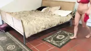 علقين تحت السرير