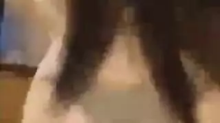 إباحية سحاقية ذات أثداء كبيرة: مقص وألعاب على الأريكة