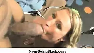زب أسود كبير يتم استثارته ثم يتم تدميره في مشاهد إباحية صريحة