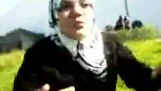 عاهرة محجبة تتكلم بكلام بذيء قبل أخذ الزب