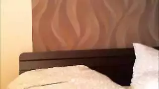 فتاة وقحة تتعرى وتعطي لقطة مقرّبة لكسيها العصيري وهي تُداعب