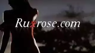 جلسة تعري ومص: لحس الخصيتين، مص عميق، وانتهاء بقذف على الوجه