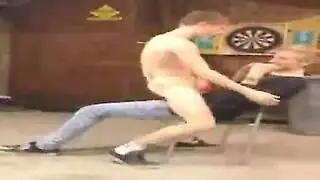 شباب أذكياء يرتدون نظارات يمارسون الجنس الشرجي والمهبلي القاسي مع بنات مستعدات