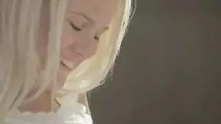 يقوم بضربها