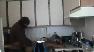 تأخذه إصبع في مهبلها الضيق بعمق