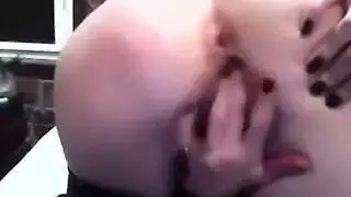 نجمه إباحية سمراء تسحب سراويلها الداخلية وتظهر فتحاتها الضيقة