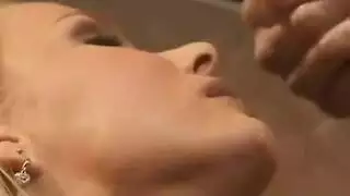 رجلان يهيمنان على مهبل فتيات هنتاي الأستراليات في جلسة جنس عنيفة