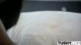 طيز كبيرة تُضرَب: قضيب عملاق يسد الفتحة