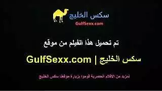 فتاة مغربية كبيرة المؤخرة تنحني وتُضاجع على الأرض