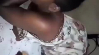 ربة منزل أفريقية كبيرة مع زوج مذهل من الحمير جولة يحب أن يزول من قبل الديك الأبيض الصلب