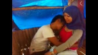 محجبة أندونيسية قحبة تمارس الجنس مع حبيبها أمام الشباك وهو يصورها
