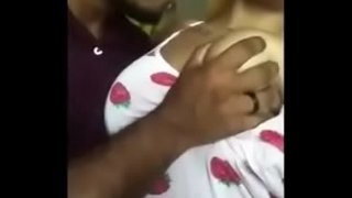 القحبة أم بزاز كبيرة عشيقها الأسمر يرضع حلماتها ويهيجها بلسانه