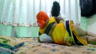 أمي الساخنة بالبلوزة والجوارب العالية في الفخذ تقوم بفرك العضو التناسلي النسوي المشعر أثناء وجودها في المطبخ