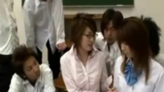 معلمة نردي اليابانية تخون زوجها في الفصل رغم أنه من المفترض أن تدرس