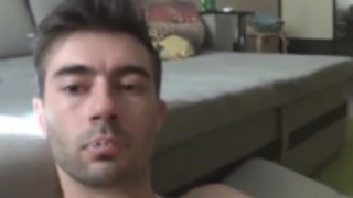 الرجل الوسيم يحضر فصلًا ساخنًا مع سكرتير وقح في فصله الدراسي الخاص ، ويستمتع به