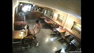 يغلق المقهى وينيك الزبونة سكس تصوير سري