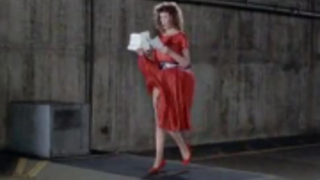 امرأة ترتدي حذاء أحمر بكعب عالٍ ، فروستي راكعة أمام موكلها وتمص قضيبه