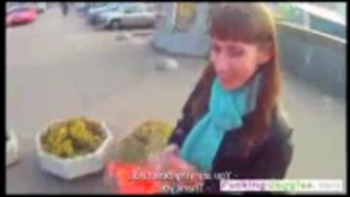 امرأة سمراء روسية وصديقتها المقربة تمارس الحب في شقتها وتستمتع بها كثيرًا