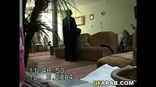 زوجها مخبي كاميرا تصور مراته وهي بتخونه مع عشيقها